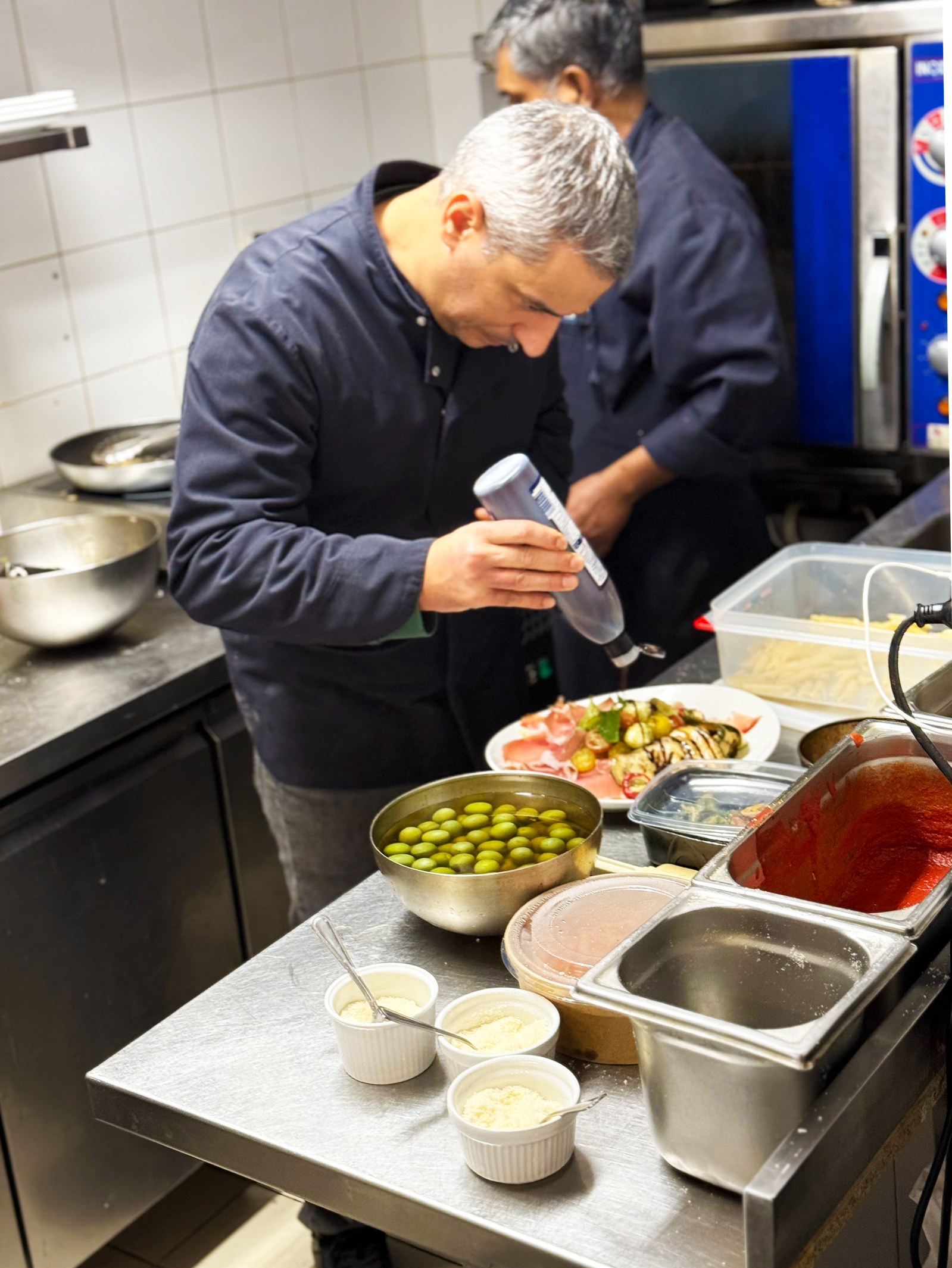 Gianpiero Limpido avec son commis préparant un plat